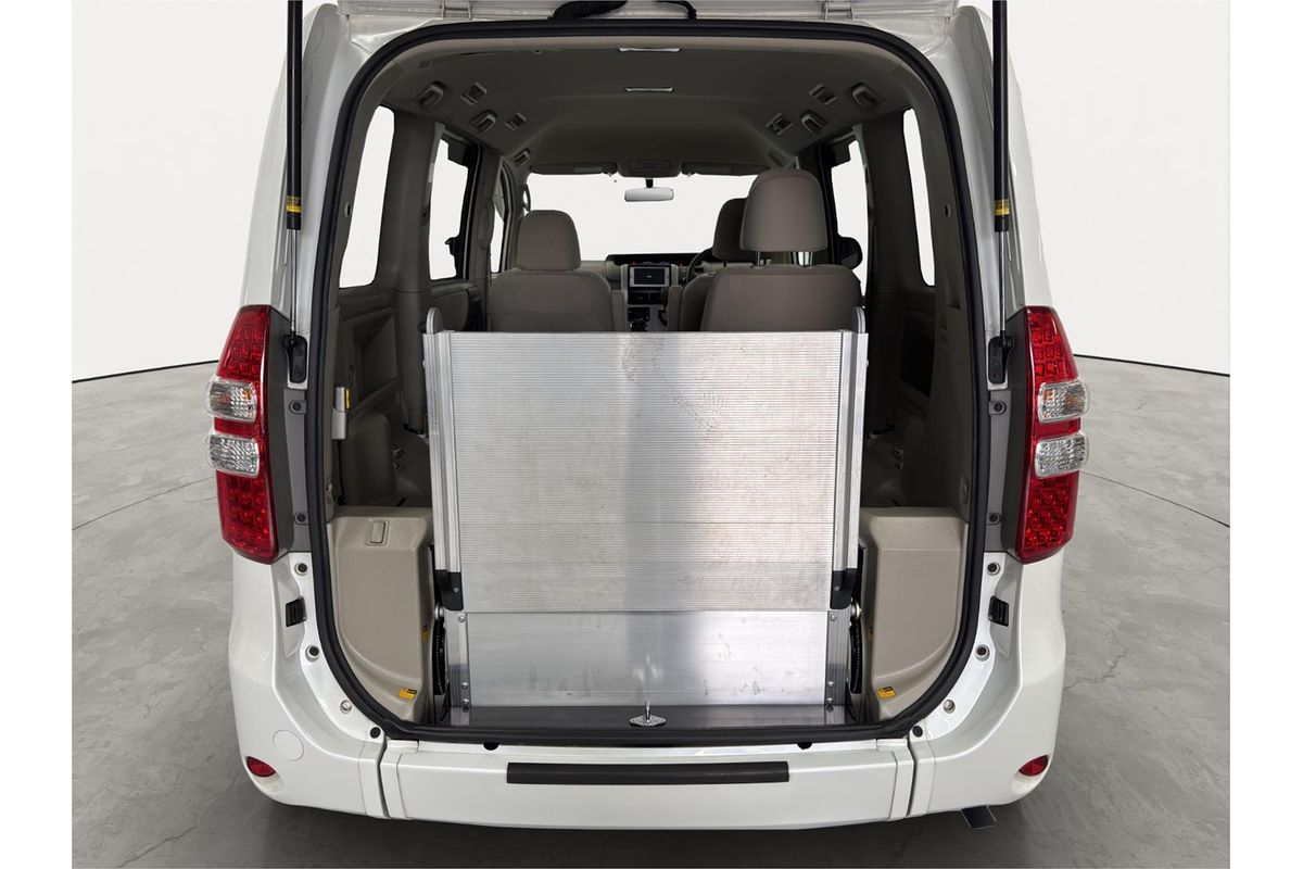 2013 Toyota Noah Welcab 4WD ZZR70