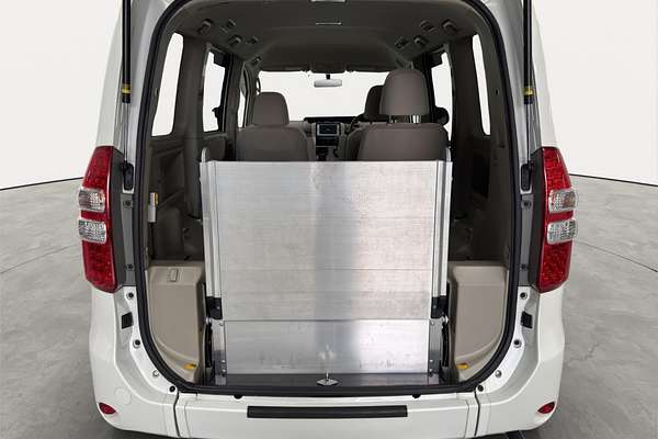 2013 Toyota Noah Welcab 4WD ZZR70