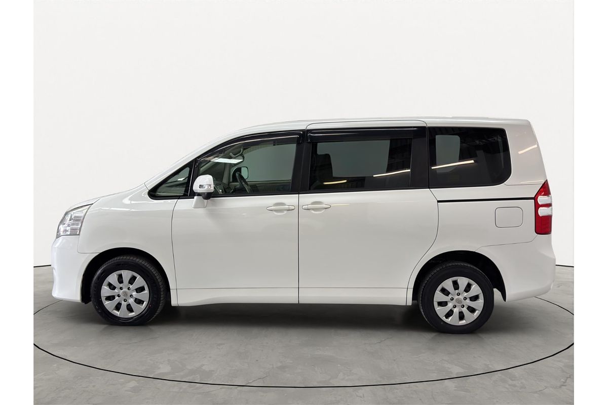 2013 Toyota Noah Welcab 4WD ZZR70