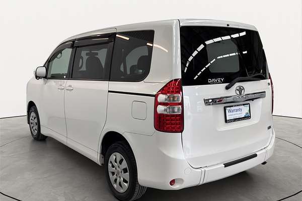 2013 Toyota Noah Welcab 4WD ZZR70
