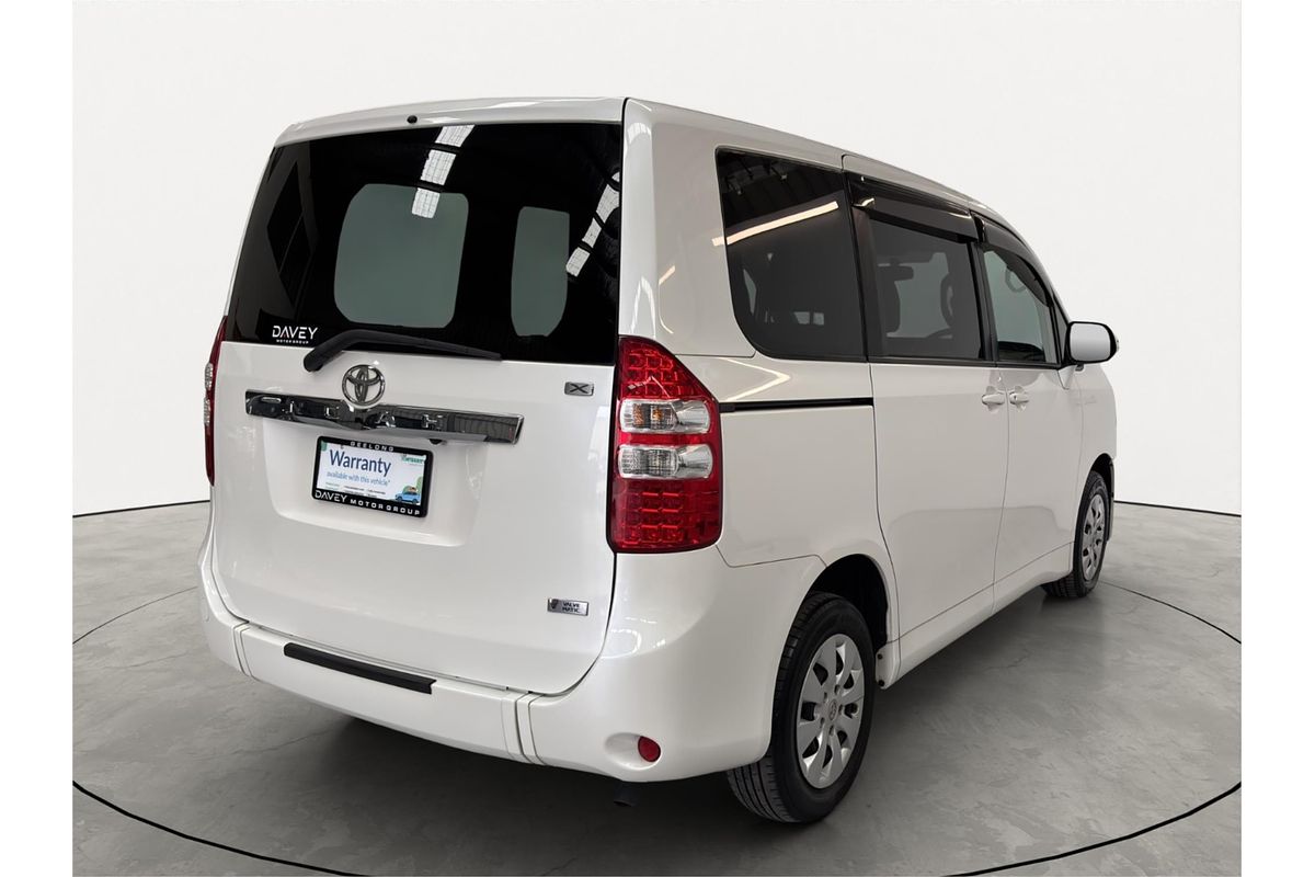 2013 Toyota Noah Welcab 4WD ZZR70