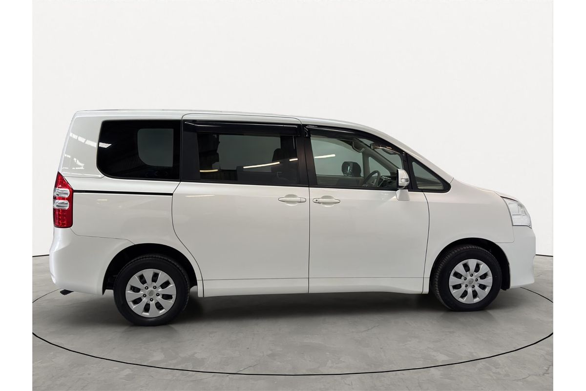 2013 Toyota Noah Welcab 4WD ZZR70