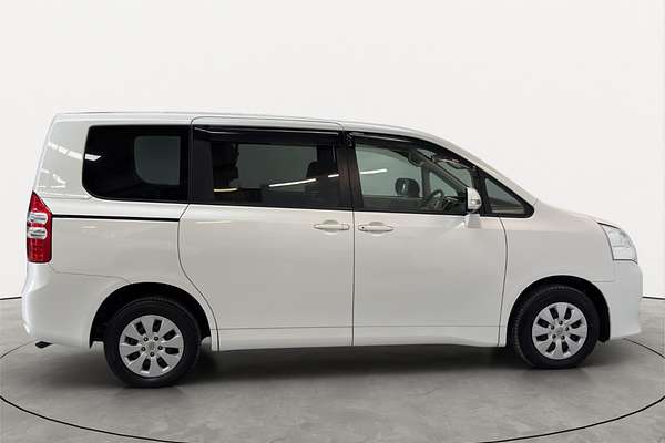 2013 Toyota Noah Welcab 4WD ZZR70