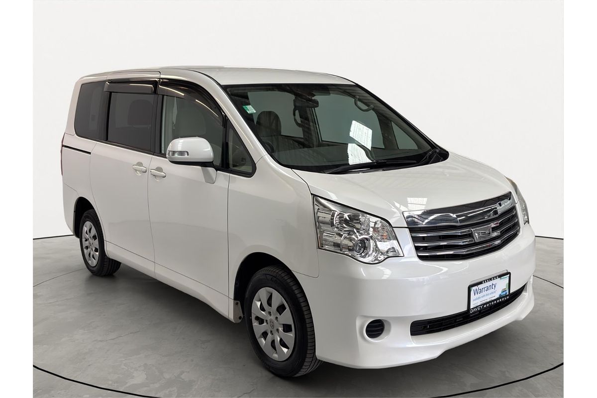 2013 Toyota Noah Welcab 4WD ZZR70