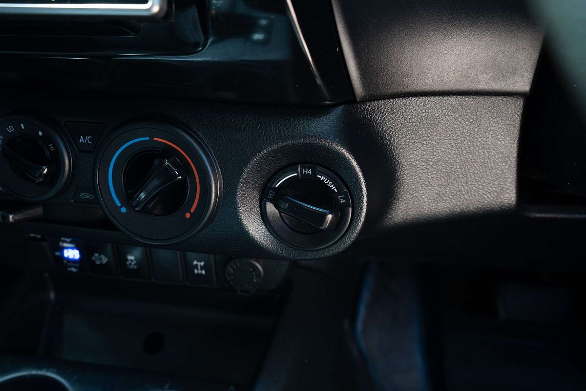 2017 Toyota Hilux SR GUN126R 4X4