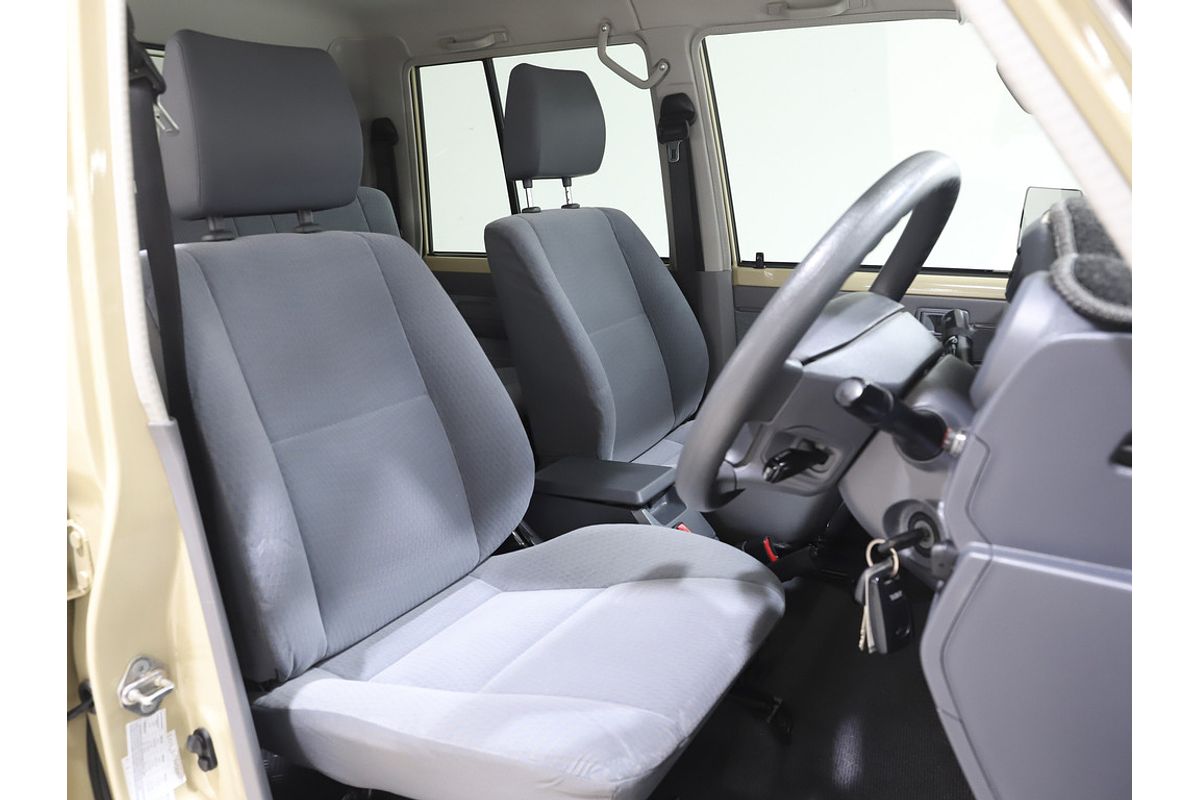 LC Military GXL 4.5L T Diesel Manual Dual Cab Chassis