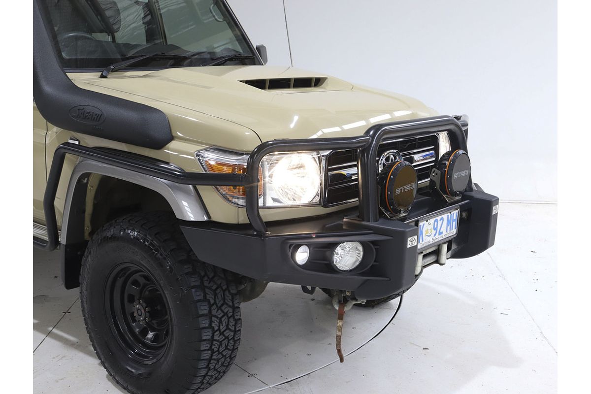 LC Military GXL 4.5L T Diesel Manual Dual Cab Chassis