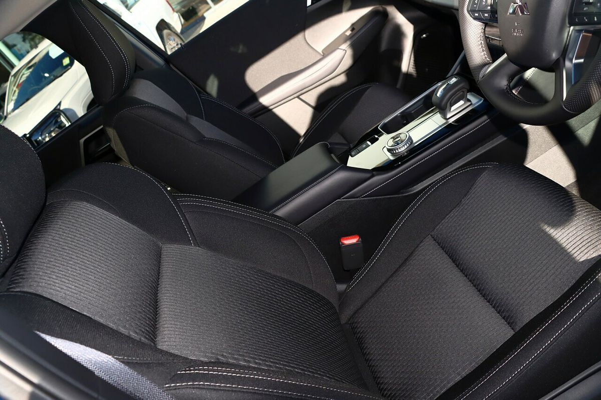 2025 Mitsubishi Outlander LS ZM