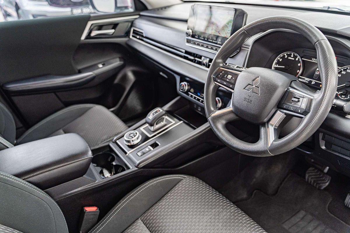 2022 Mitsubishi Outlander ES ZM