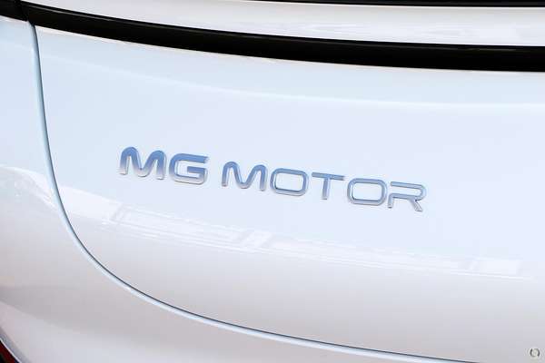 2025 MG IM5 Premium P12L