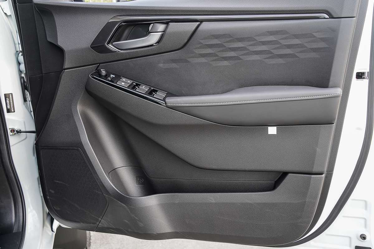 2025 Isuzu D-MAX BLADE 4X4