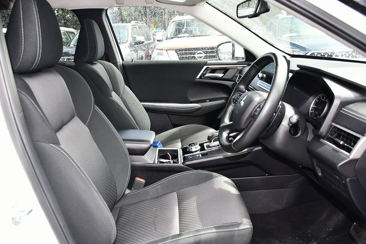2024 Mitsubishi Outlander LS ZM