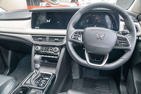 2024 Mahindra XUV700 AX7L