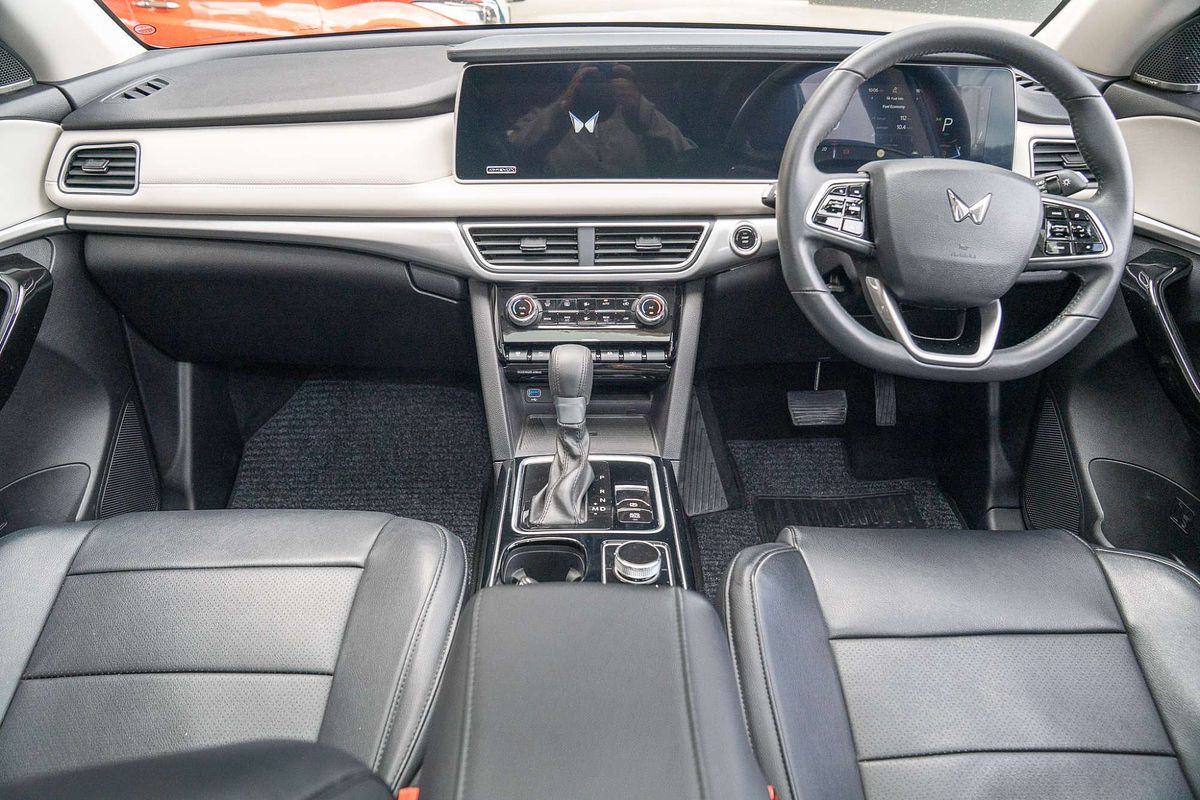 2024 Mahindra XUV700 AX7L