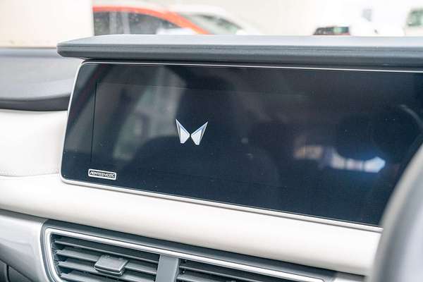 2024 Mahindra XUV700 AX7L