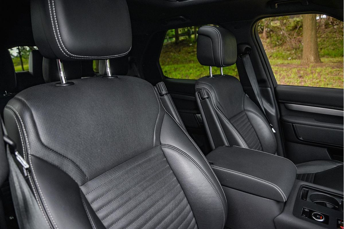 2023 Land Rover Discovery P360 R-Dynamic SE Series 5