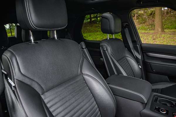 2023 Land Rover Discovery P360 R-Dynamic SE Series 5