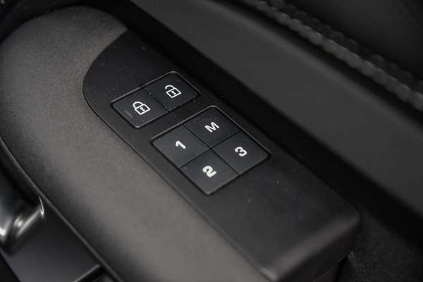 2023 Land Rover Discovery P360 R-Dynamic SE Series 5