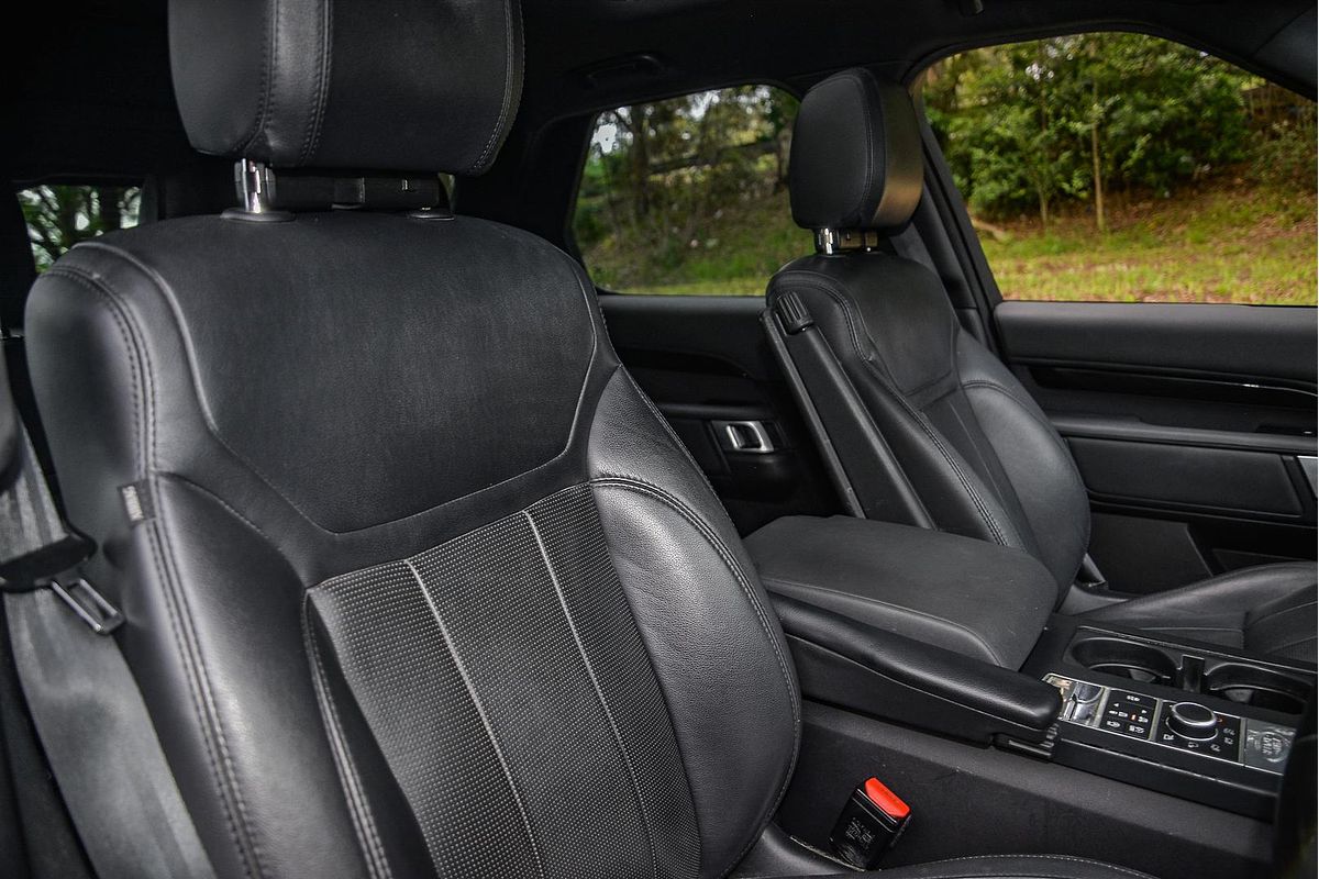 2020 Land Rover Discovery SD6 SE Series 5