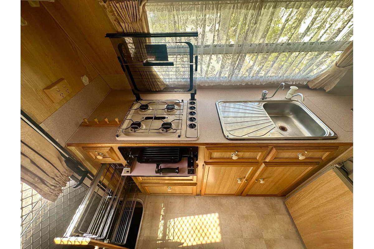 2001 Royal Flair VAN ROYCE SERIES 2