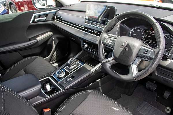 2024 Mitsubishi Outlander LS ZM