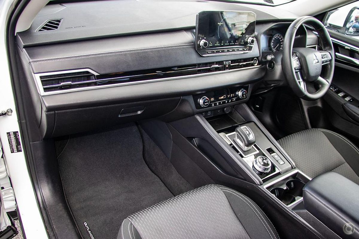 2024 Mitsubishi Outlander LS ZM