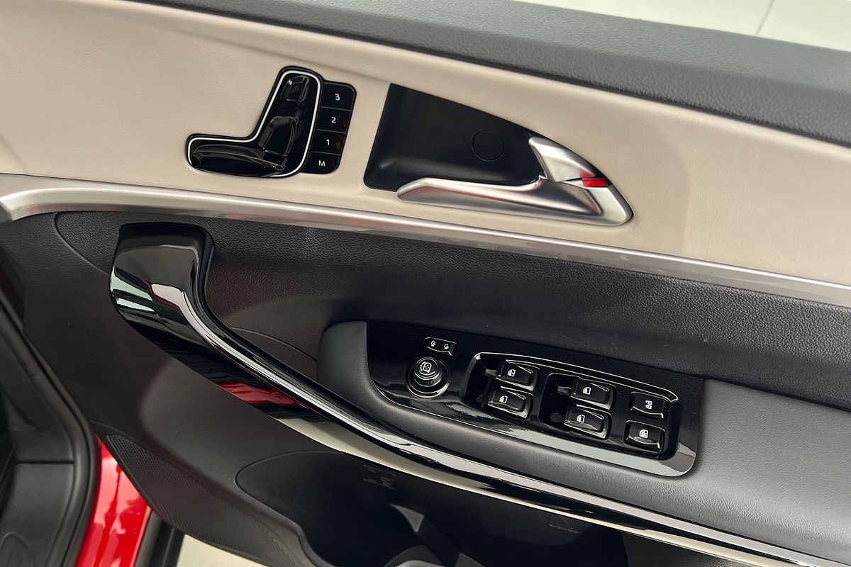 2023 Mahindra XUV700 AX7L