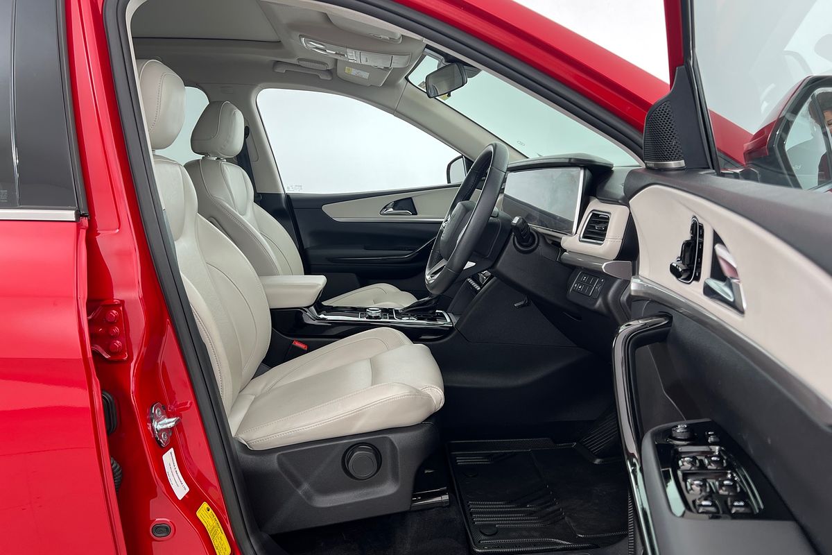 2023 Mahindra XUV700 AX7L