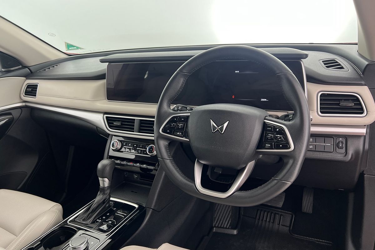 2023 Mahindra XUV700 AX7L