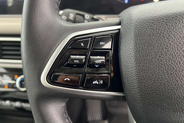 2023 Mahindra XUV700 AX7L thumb-11