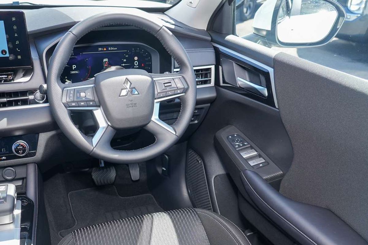 2025 Mitsubishi Outlander LS ZM