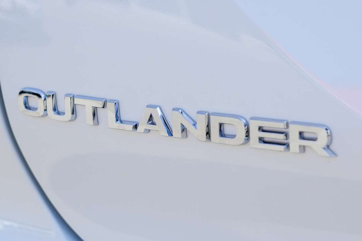 2025 Mitsubishi Outlander LS ZM