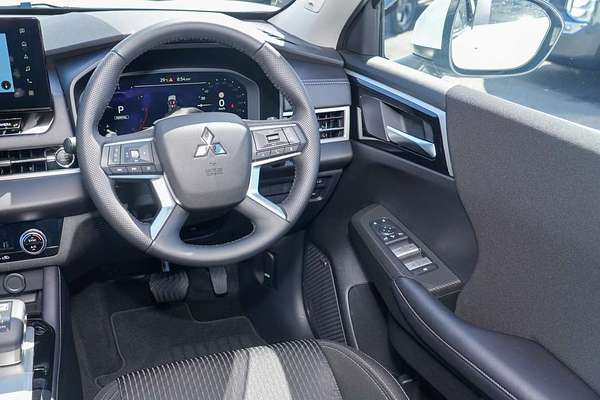 2025 Mitsubishi Outlander LS ZM