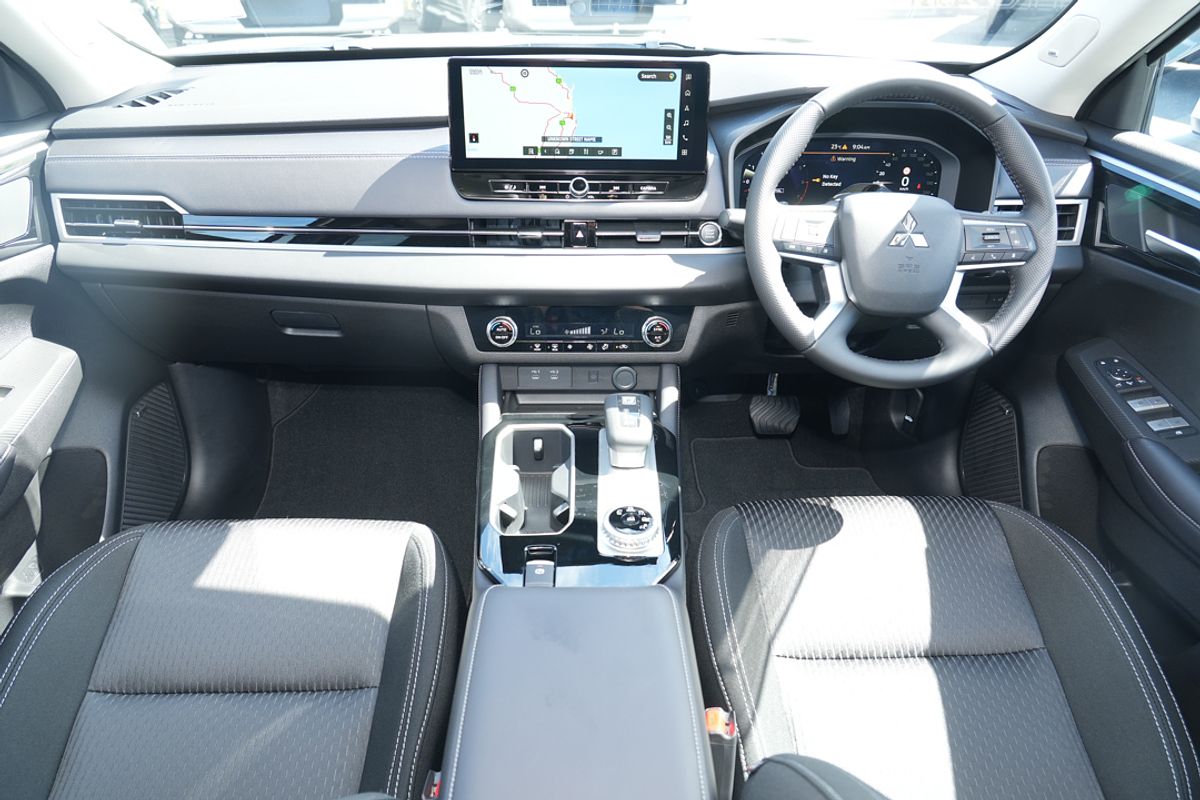 2025 Mitsubishi Outlander LS ZM