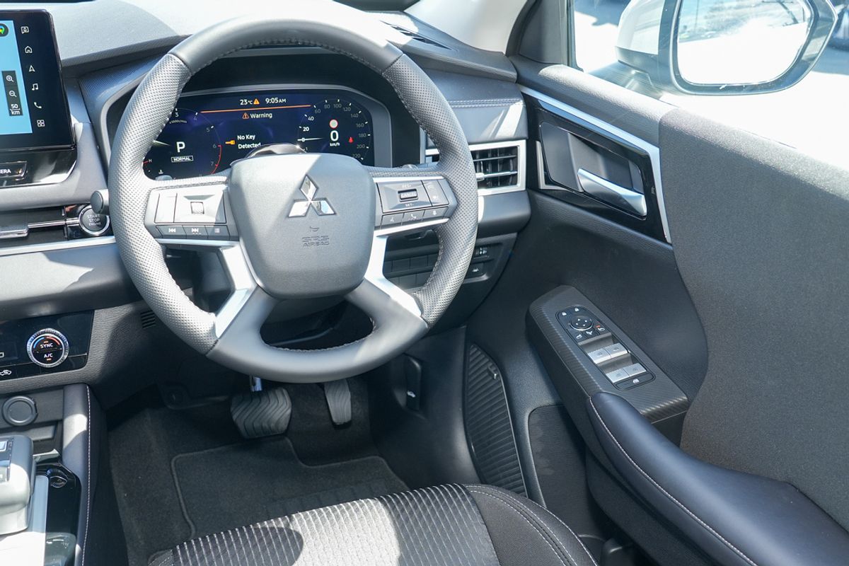 2025 Mitsubishi Outlander LS ZM