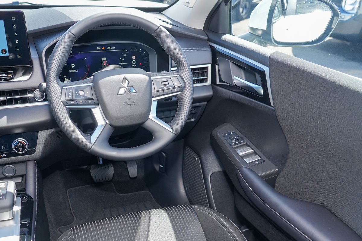 2025 Mitsubishi Outlander LS ZM