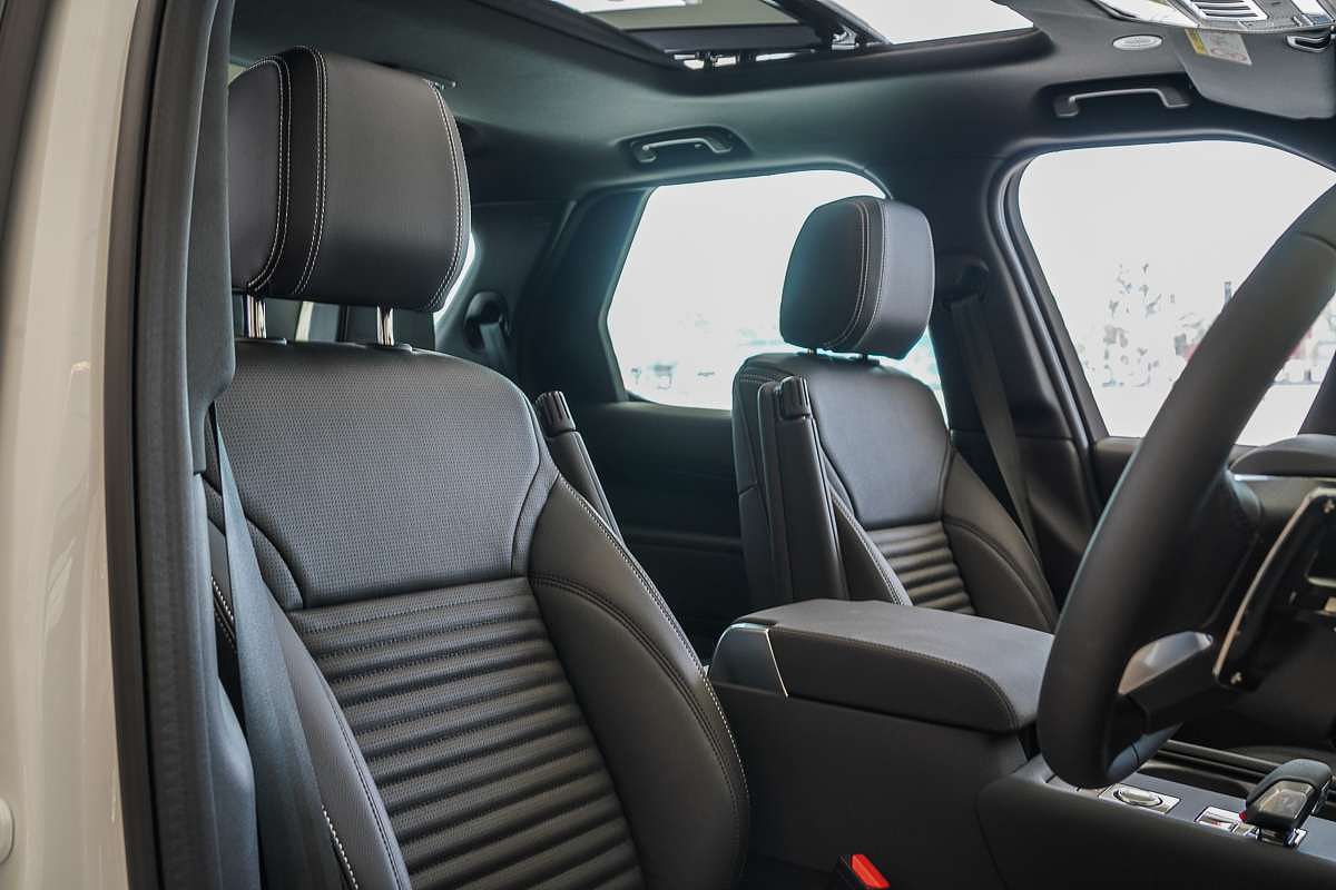 2025 Land Rover Discovery D350 S Series 5