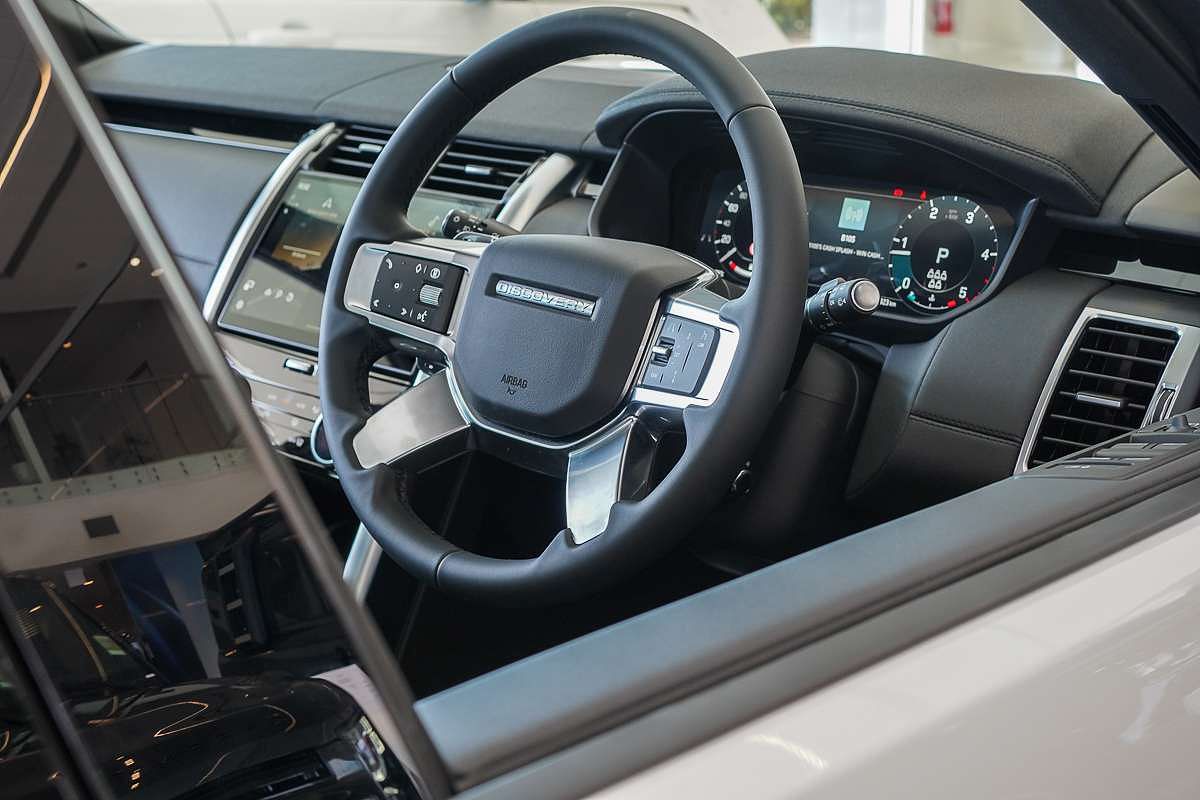 2025 Land Rover Discovery D350 S Series 5