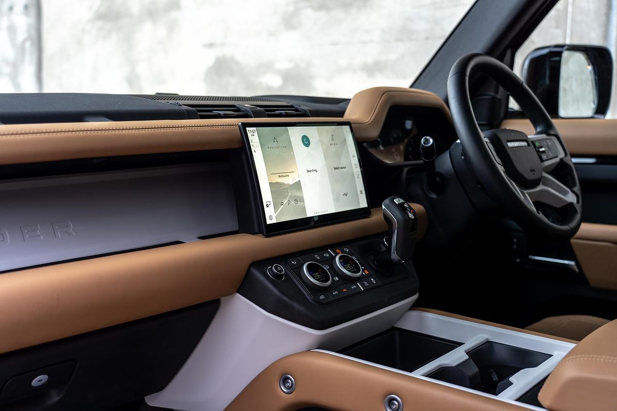 2025 Land Rover Defender 110 P400 X-Dynamic SE L663