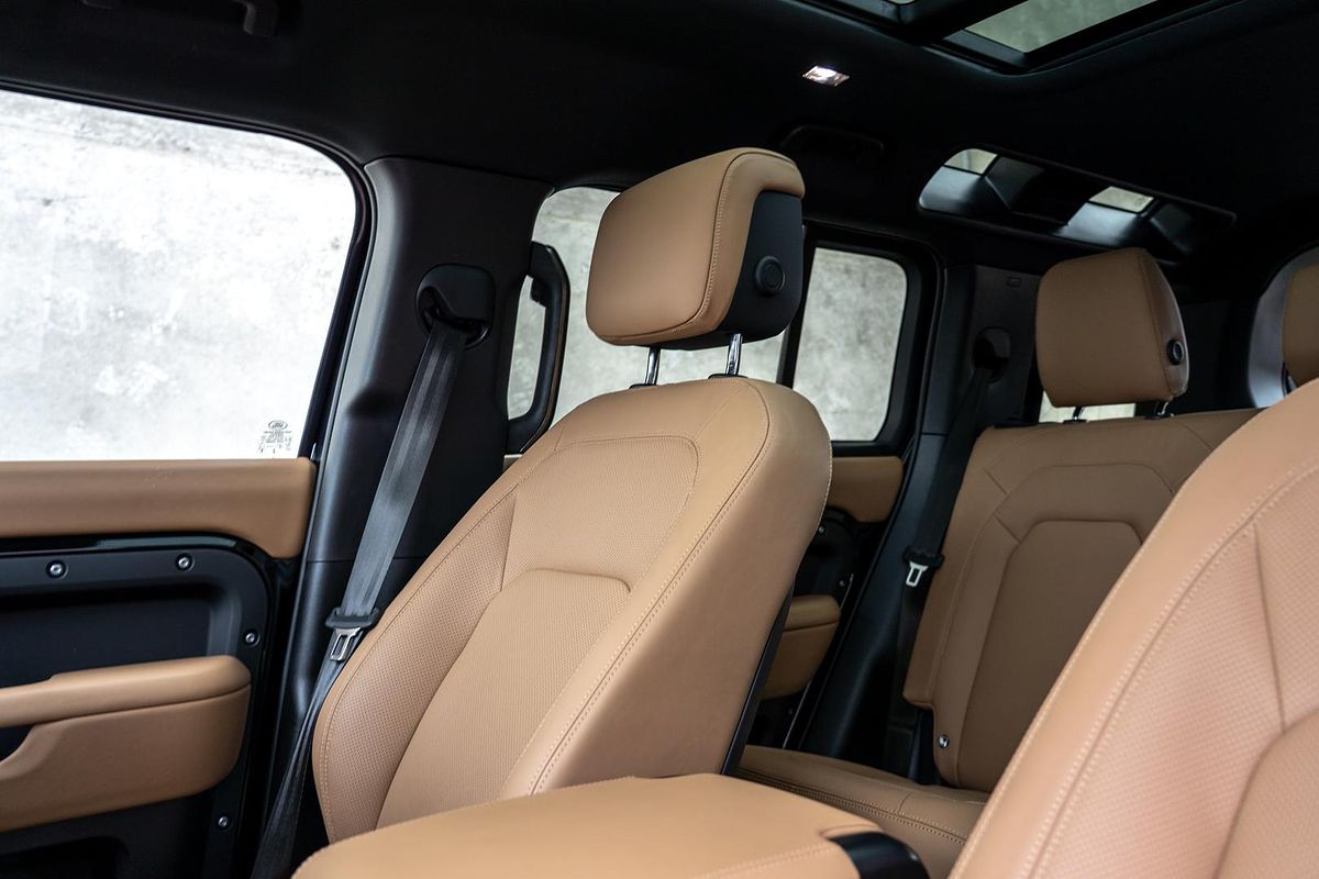 2025 Land Rover Defender 110 P400 X-Dynamic SE L663