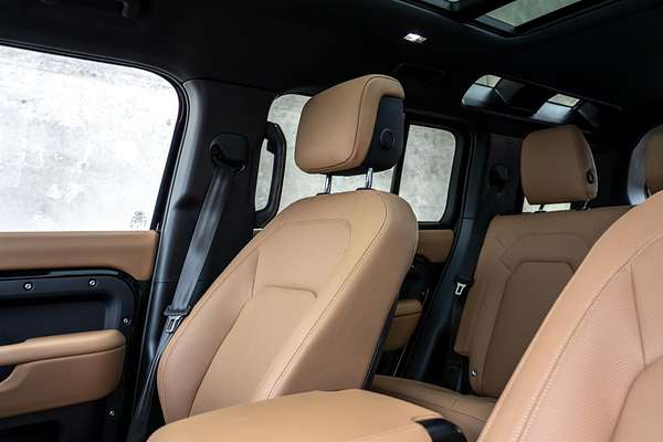 2025 Land Rover Defender 110 P400 X-Dynamic SE L663