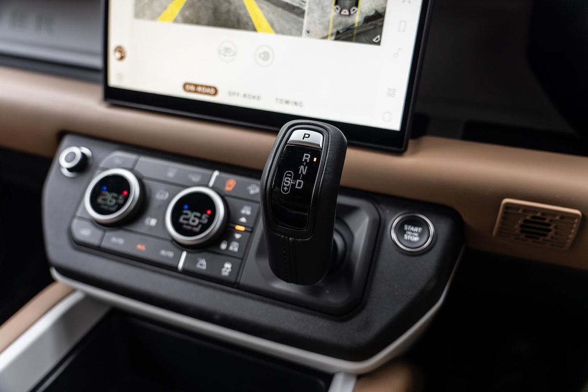 2025 Land Rover Defender 110 P400 X-Dynamic SE L663