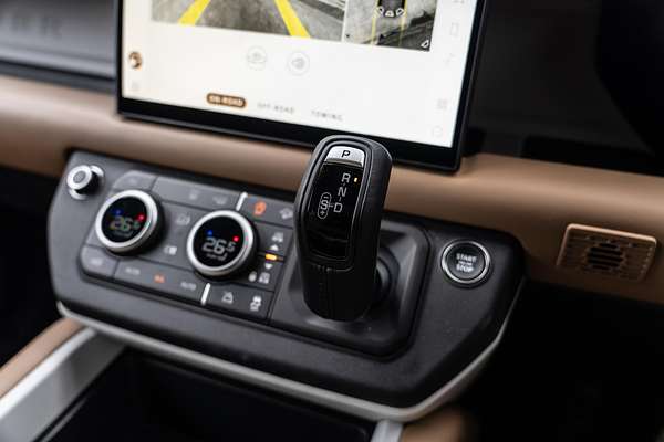 2025 Land Rover Defender 110 P400 X-Dynamic SE L663