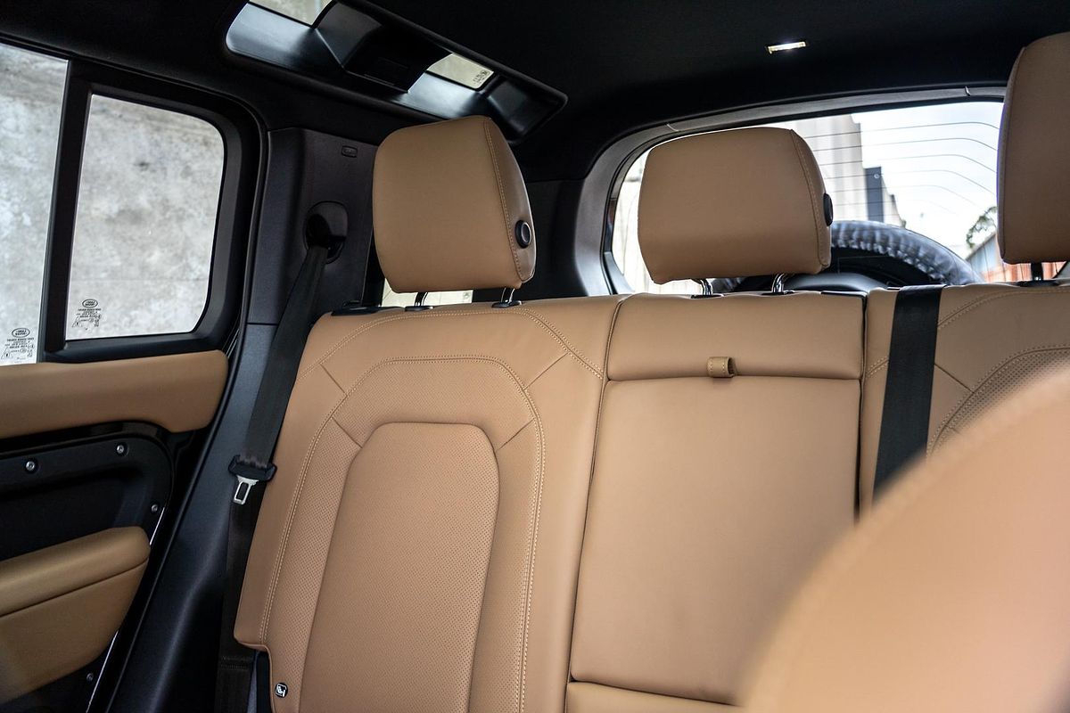2025 Land Rover Defender 110 P400 X-Dynamic SE L663