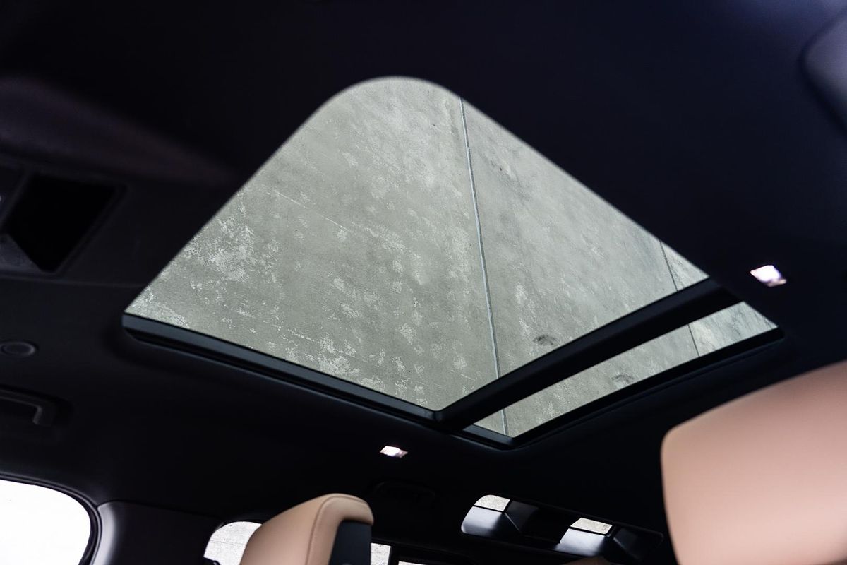 2025 Land Rover Defender 110 P400 X-Dynamic SE L663