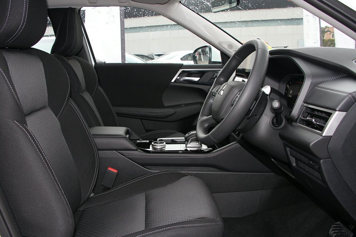 2025 Mitsubishi Outlander ES ZM