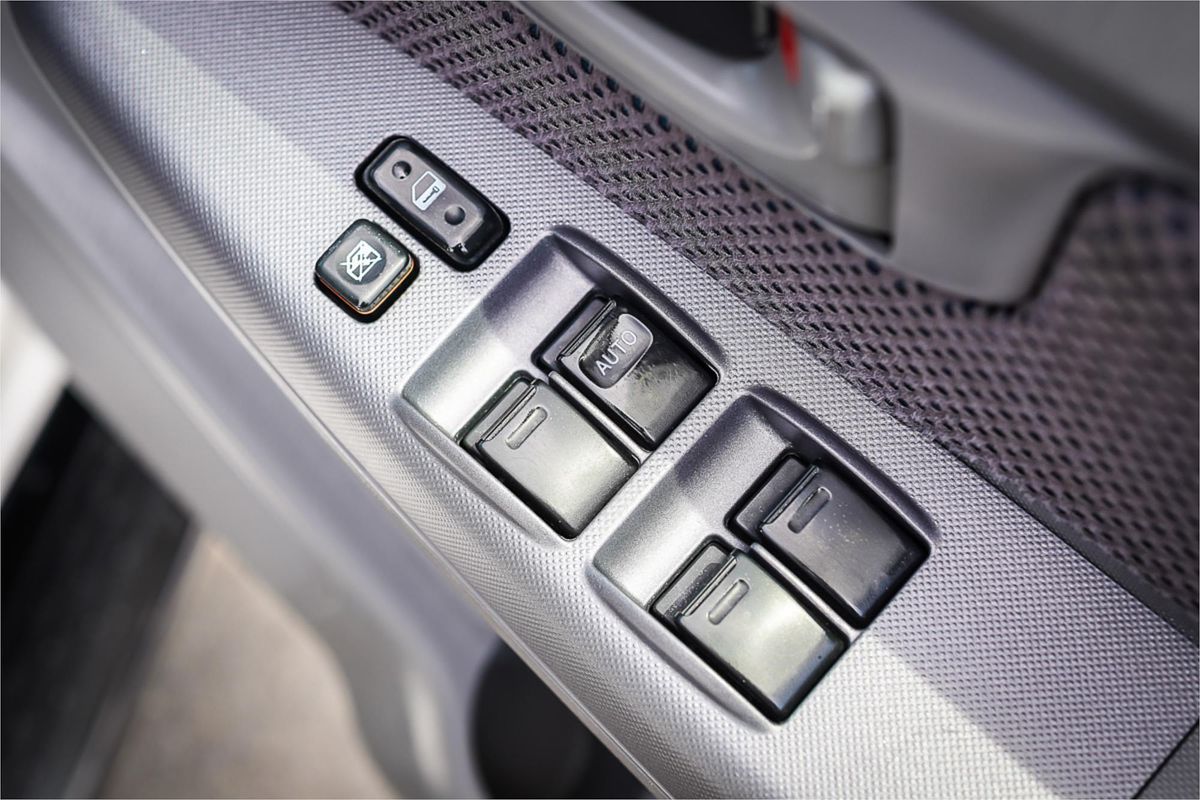 2005 Toyota Hilux SR5 GGN25R 4X4