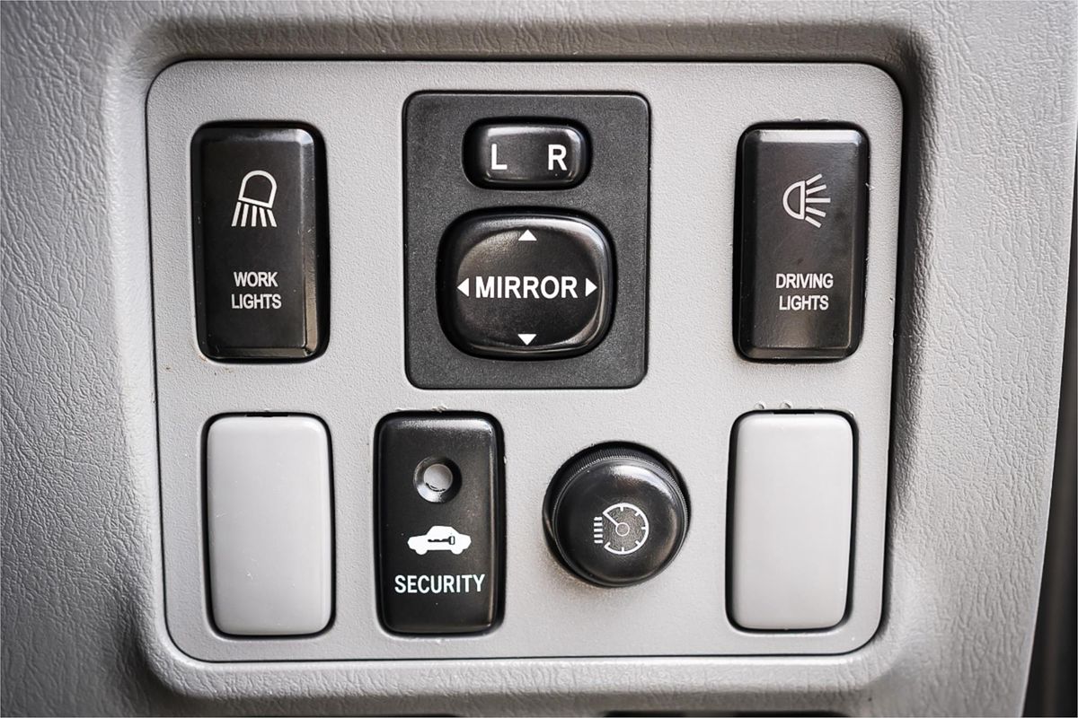 2005 Toyota Hilux SR5 GGN25R 4X4