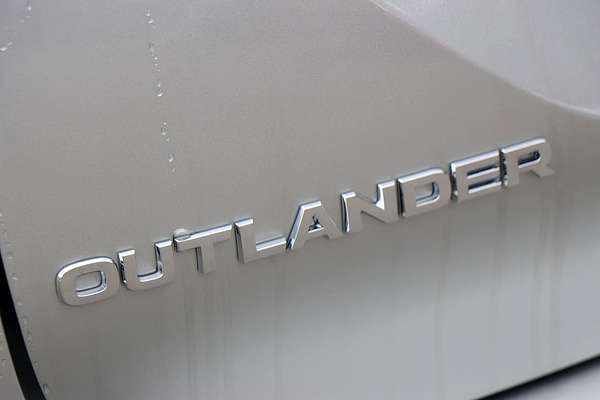 2025 Mitsubishi Outlander ES ZM