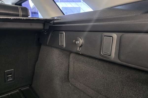 2019 Land Rover Range Rover Velar P250 SE L560